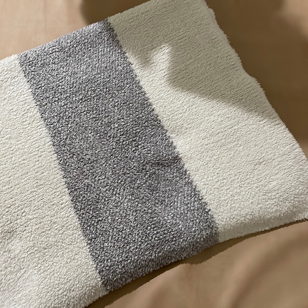 Excellent condition Barefoot Dreams blanket